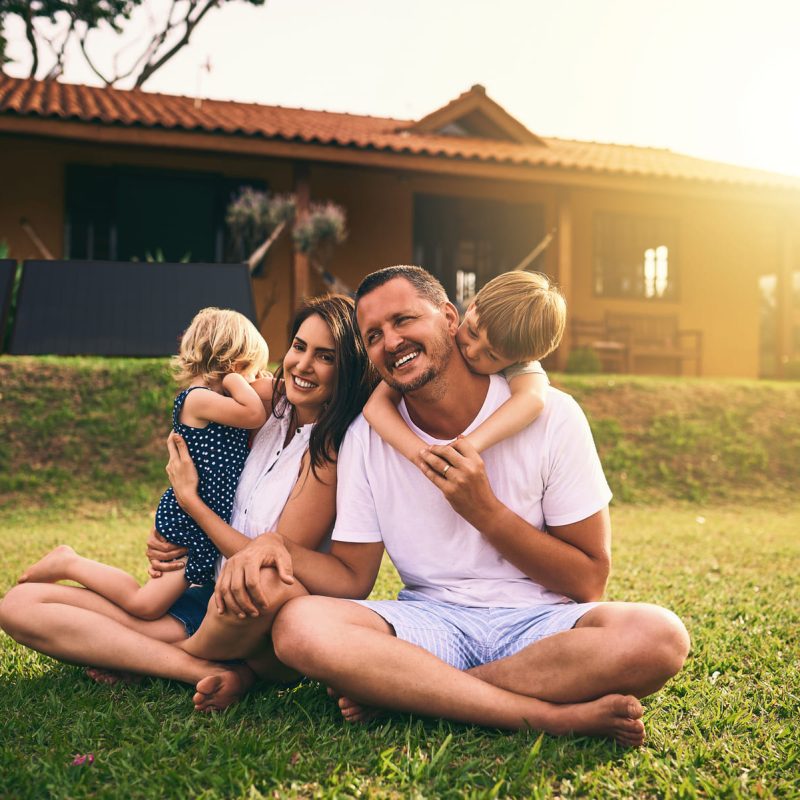 famille devant maison avec des panneaux solaires plug and play