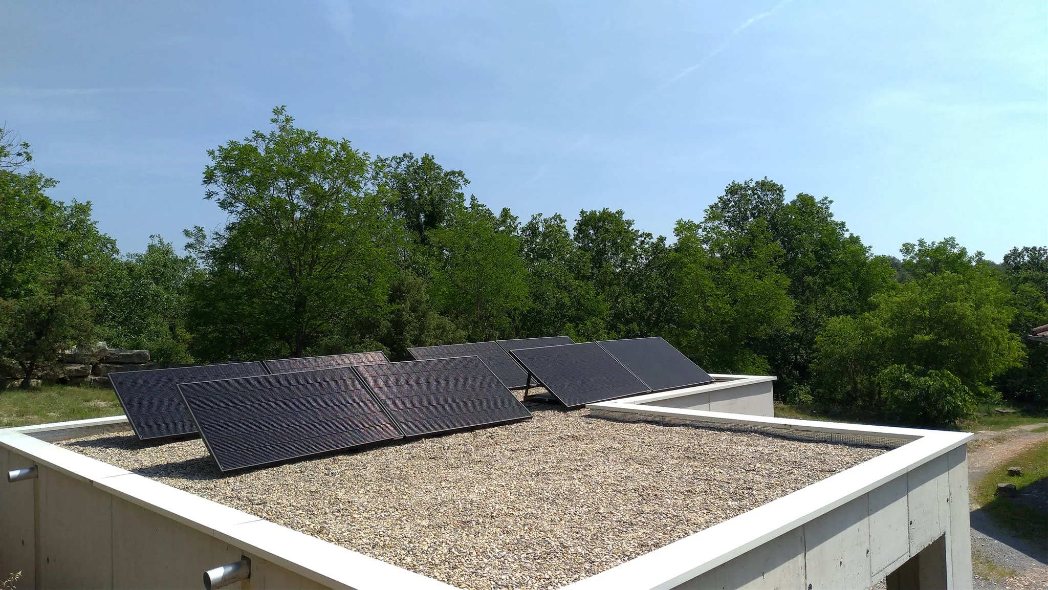Panneaux solaires sur toit plat : le guide complet