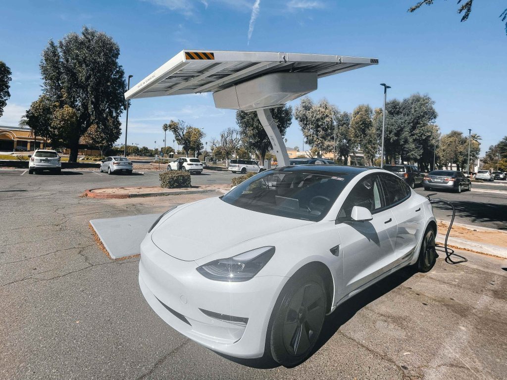 voiture panneau solaire 2024