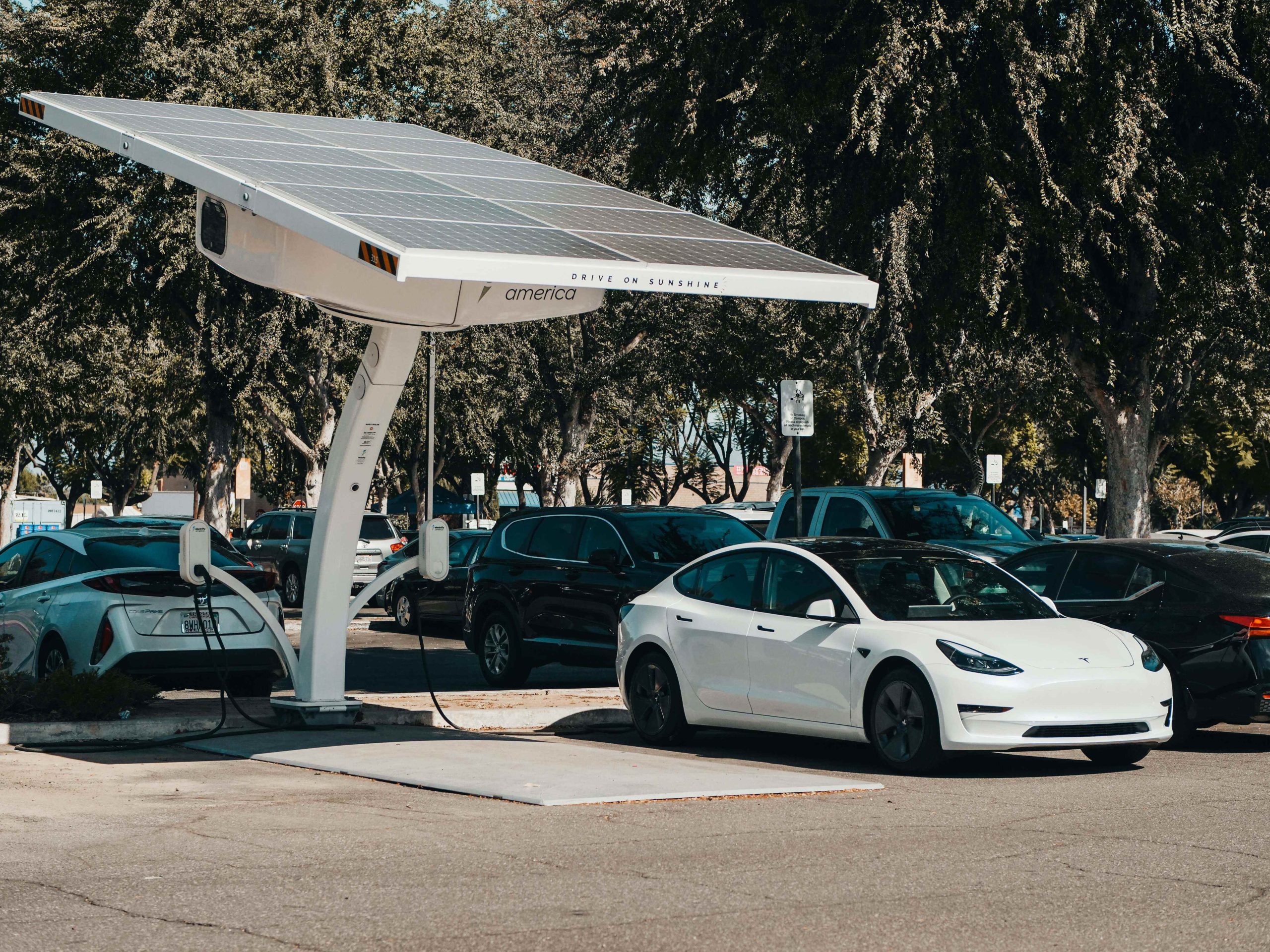 Panneau solaire et voiture : le guide 2024 !