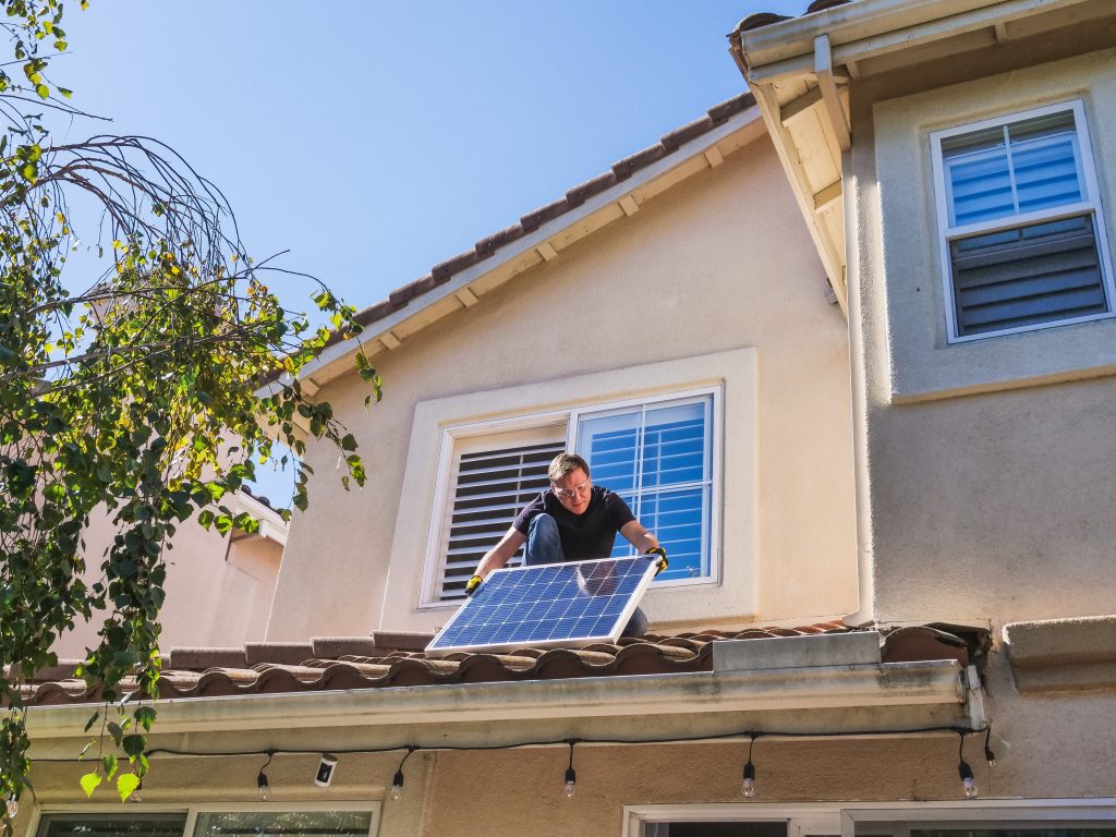 Installation d'un kit solaire 6000W sur toiture inclinée par un homme