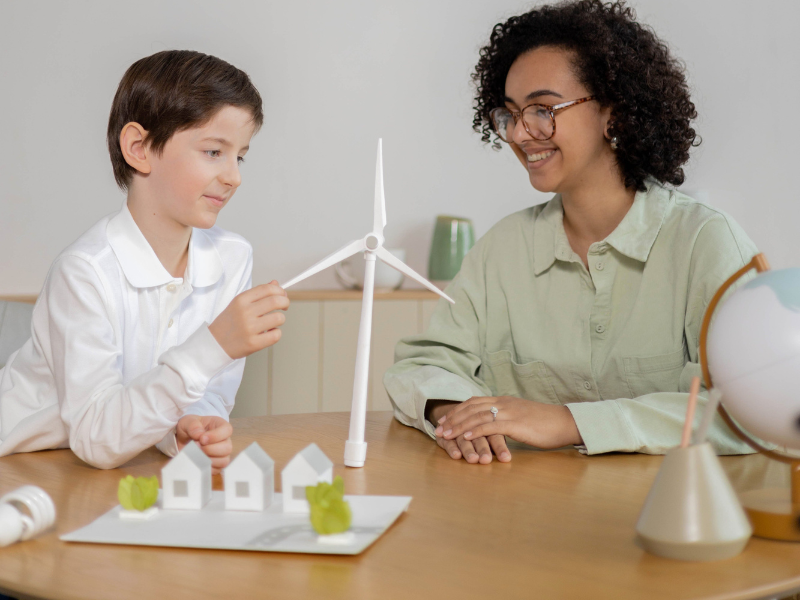 une mère et son fils en pleine réflexion sur un projet de Maison écologique