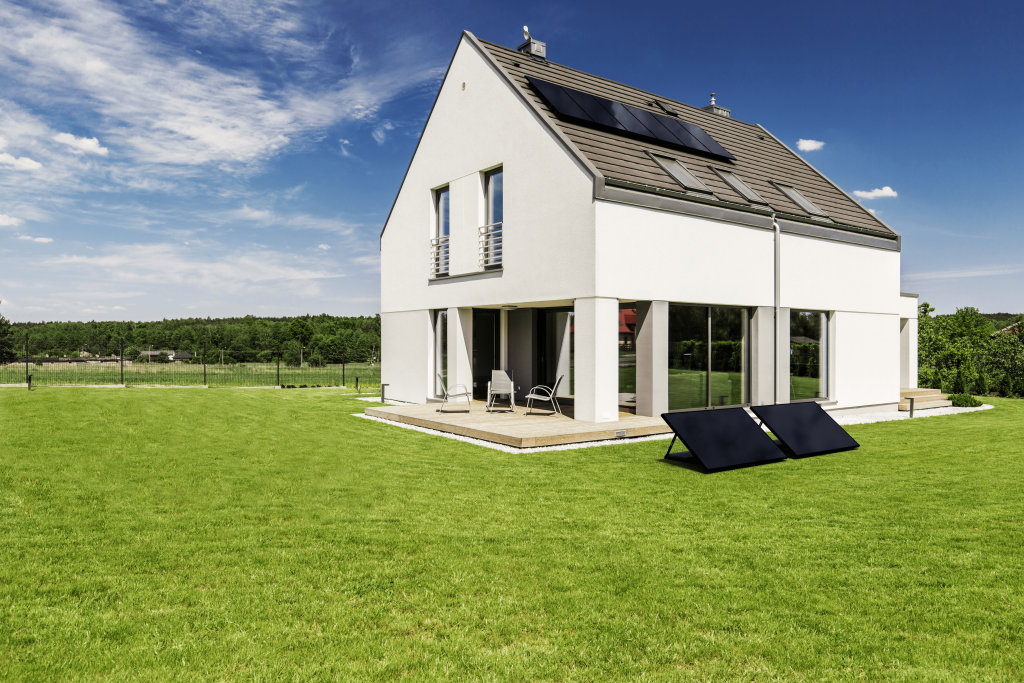 Maison Blanche avec panneaux solaire 2024 Quel Kit solaire autoconsommation 3000W avec batterie choisir 