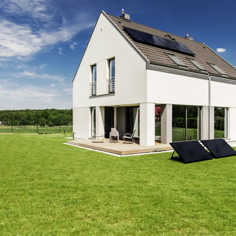 Maison Blanche avec panneaux solaire Quel Kit solaire autoconsommation 3000W avec batterie choisir