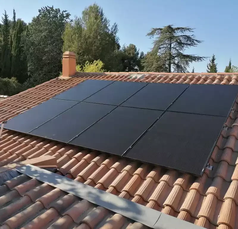 Panneau solaire sur toit en tuiles