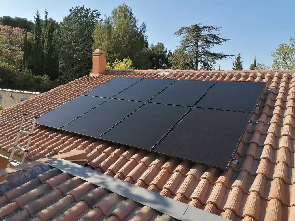Panneau solaire sur toit en tuiles