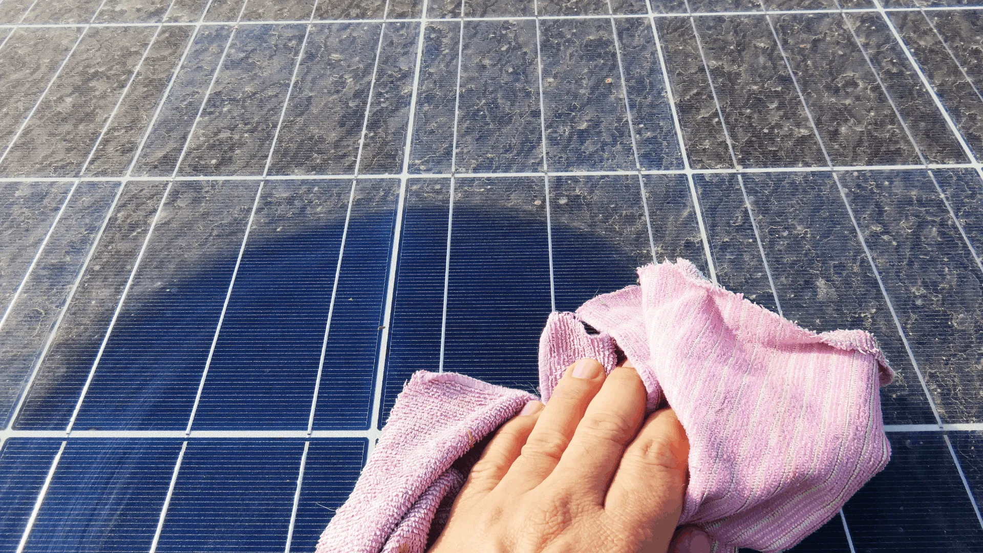 Nettoyage des panneaux solaires : le guide complet 2026 pour un rendement optimal