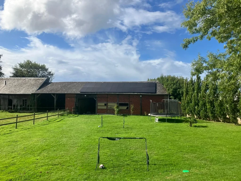 panneaux solaires sur toiture avec pose profesionnelle Installation panneaux solaires clé en main par installateur solaire RGE